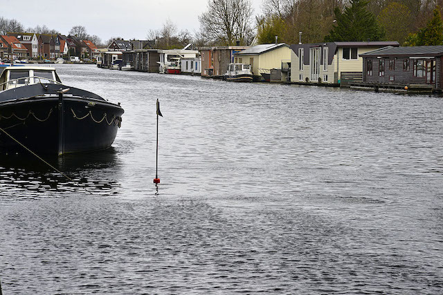 2020/87/20200403-12u00 GB 005 Persoon te water Nieuwemeerdijk.jpg